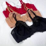 Een pakket van 8 plus-size damesbeha's