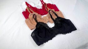 Een pakket van 8 plus-size damesbeha's