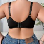 Een pakket van 8 plus-size damesbeha's