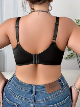 Een pakket van 8 plus-size damesbeha's