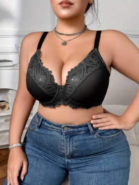 Een pakket van 8 plus-size damesbeha's